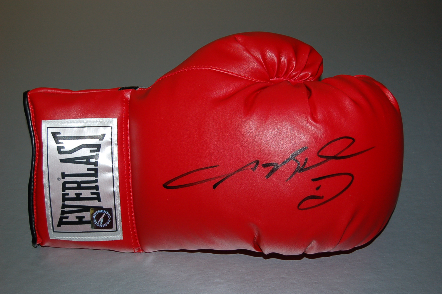 Autographed Memorabilia Sugar Ray Leonard Signed Red Boxing Glove 