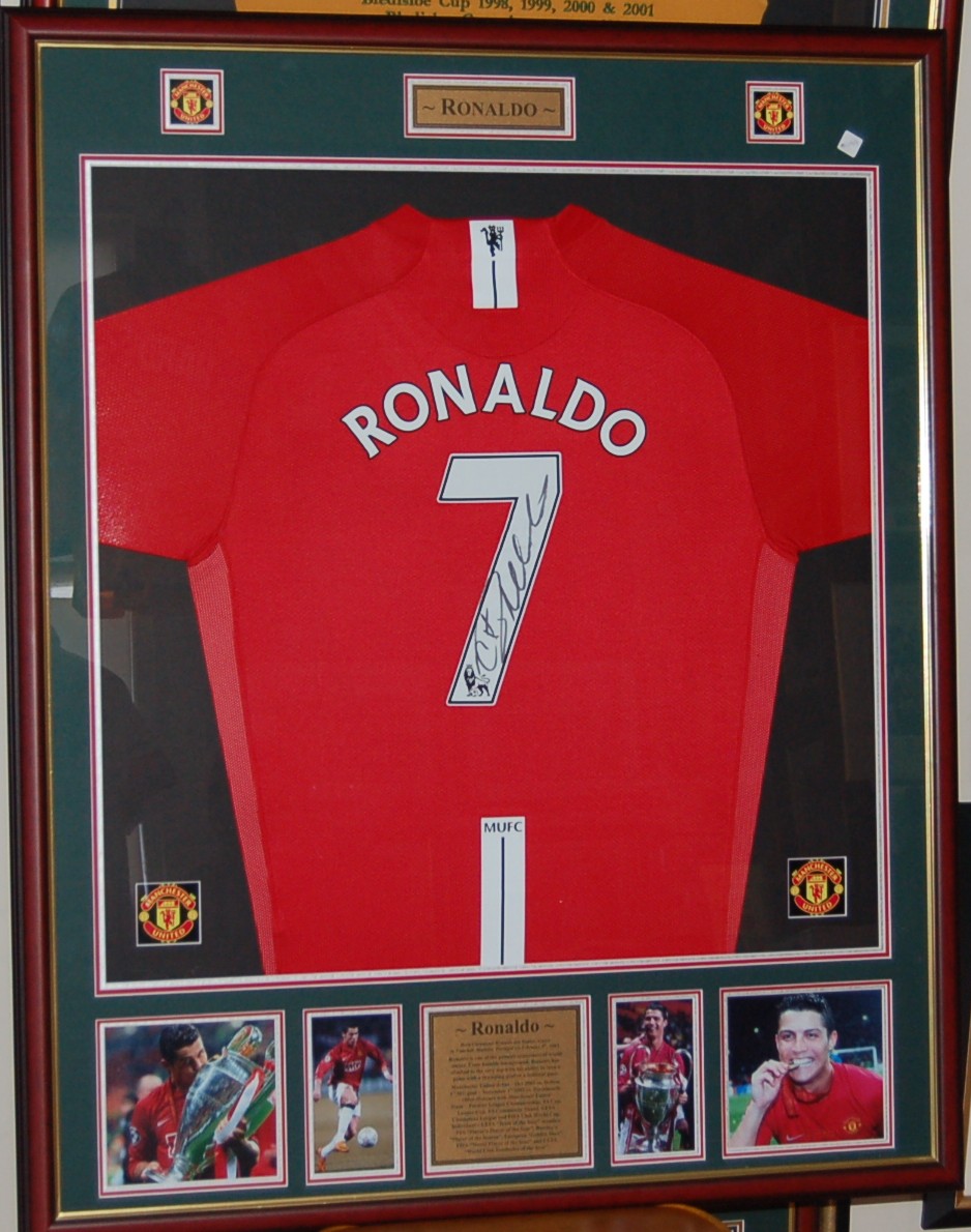 træk uld over øjnene Mentalt Skære Cristiano Ronaldo signed and framed Man Utd shirt-out of stock - Pro Sports  Memorabilia